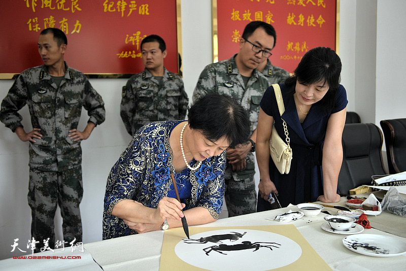 冼艳萍在慰问亲人子弟兵活动现场。