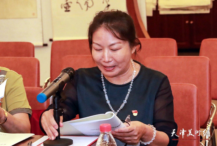 何丽荣同志宣读了《习近平总书记致中国文联、作协成立70周年的贺信》。