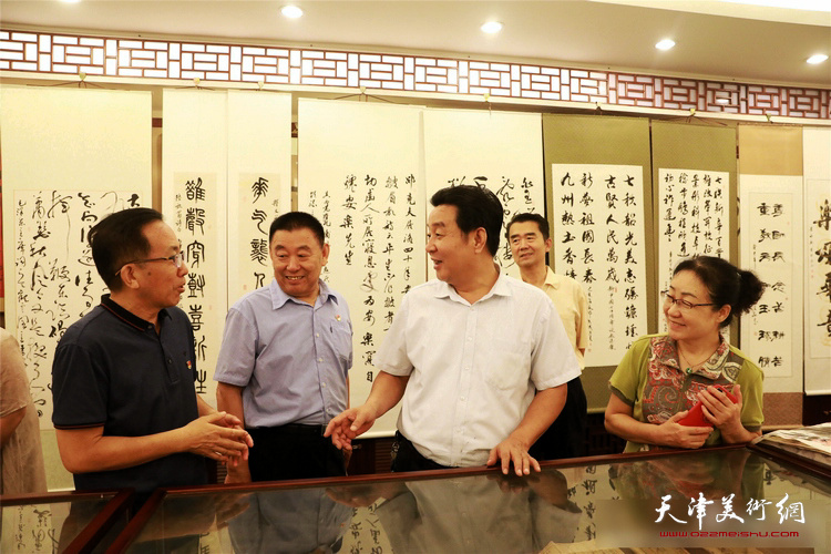 会议开始前，与会代表参观了“中国楹联博物馆”，陈伟明会长介绍了楹联事业发展情况。 
