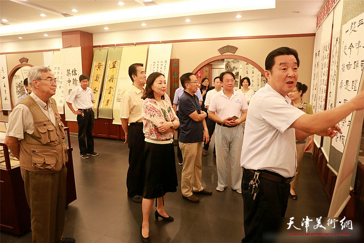 与会代表参观天津市楹联学会会员书画作品展。