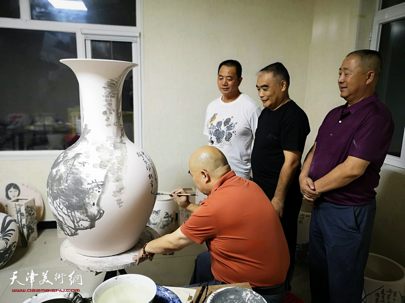 著名书画家尹沧海在北方陶艺中心创作青花瓷。