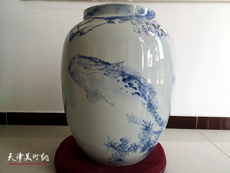 烧制完成的尹沧海青花瓷作品。
