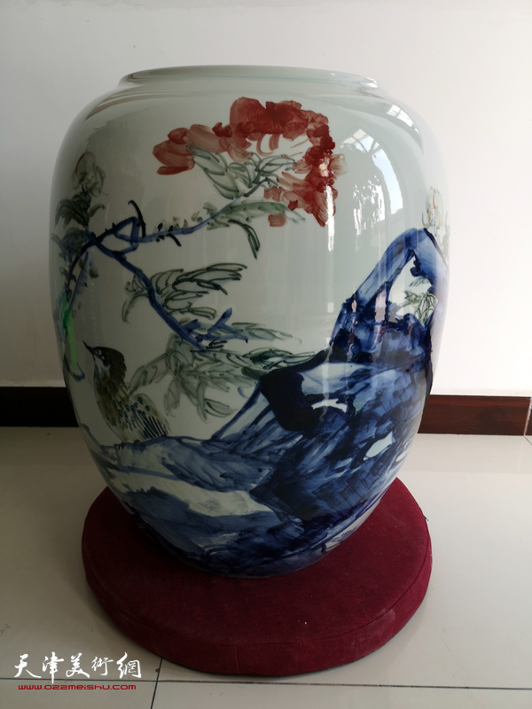 烧制完成的尹沧海青花瓷作品。