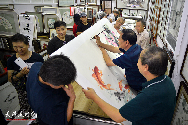 书法家张树滨为贾春明、武子明、李兆河合作的巨幅花鸟画《富贵有余》题款。