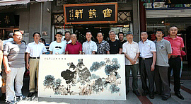 天津书画名家刘士忠、陈之海在鹤艺轩创作大幅画作《千岩竞秀》、《志博云天》图