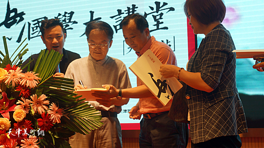 王岳川在国学大讲堂天津站专题讲座现场与听众交流互动。