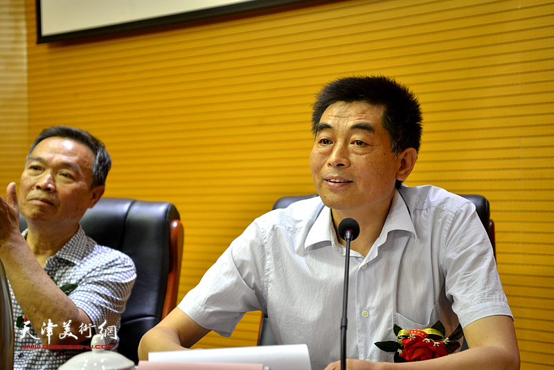 作协机关党委专职副书记陈小广主持书画院成立仪式。