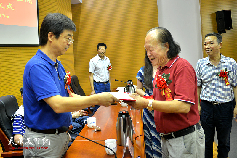 李彬书记向秘书长刘家栋颁发聘书。