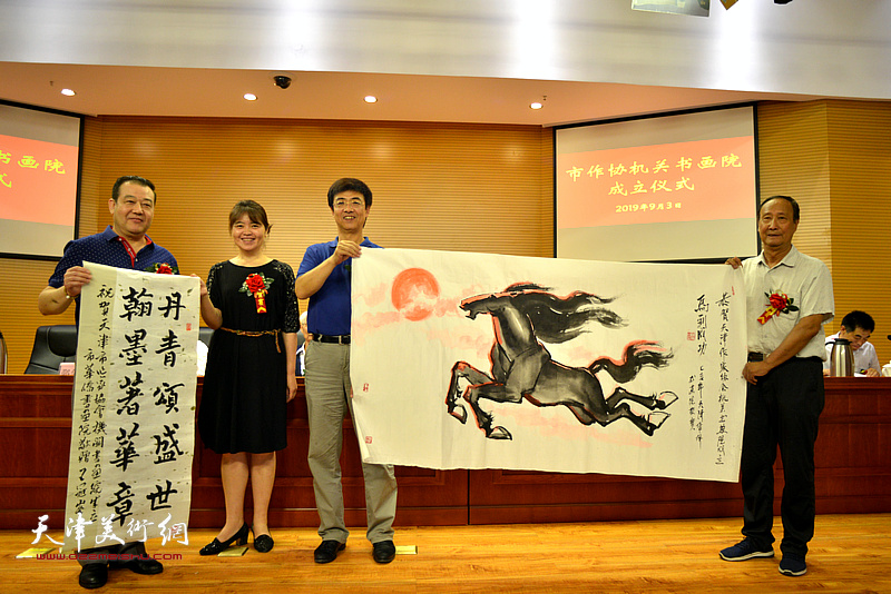 王冠峰、陈幼白祝贺天津市作家协会机关书画院成立。