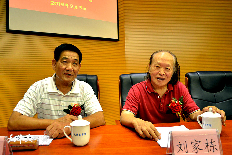 明长胜、刘家栋在天津市作家协会机关书画院成立大会上。