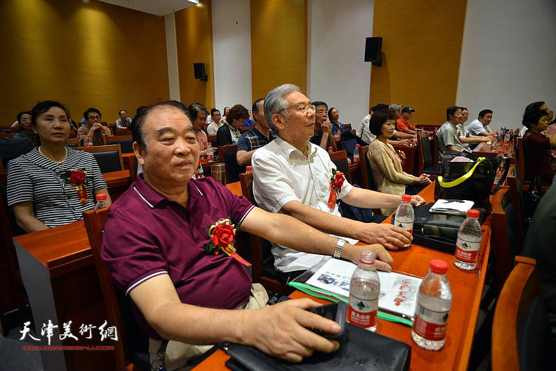 赵玉森、王如意在天津市作家协会机关书画院成立大会上。