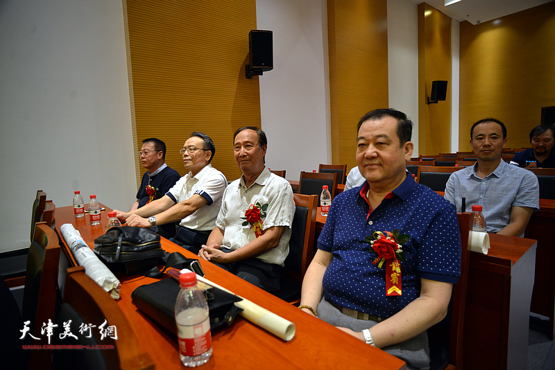 王冠峰、陈幼白、王冠铎在天津市作家协会机关书画院成立大会上。