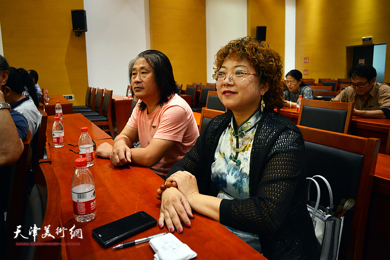 孙富泉、张春蕾在天津市作家协会机关书画院成立大会上。