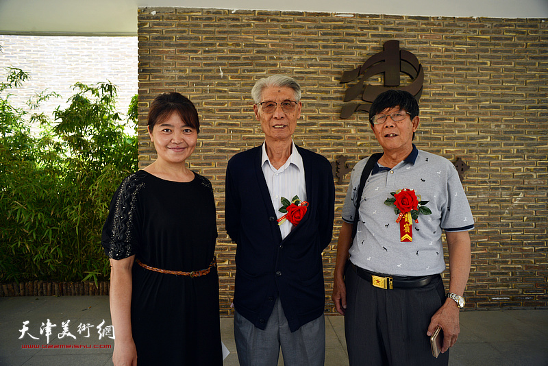 杨德树、王岚、杨金池在天津市作家协会新址。