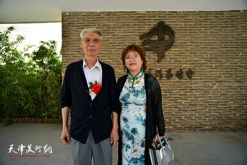 杨德树、张春蕾在天津市作家协会新址。
