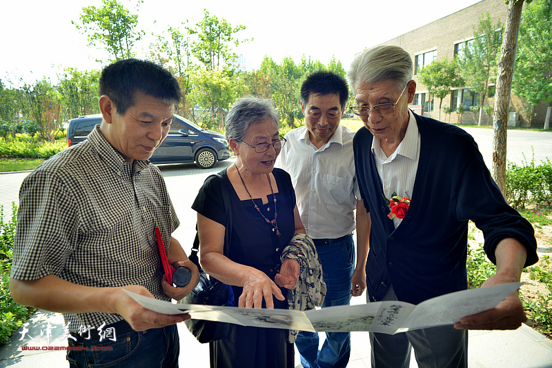 杨德树、范扬、陈小广、徐希嵋在天津市作家协会新址。