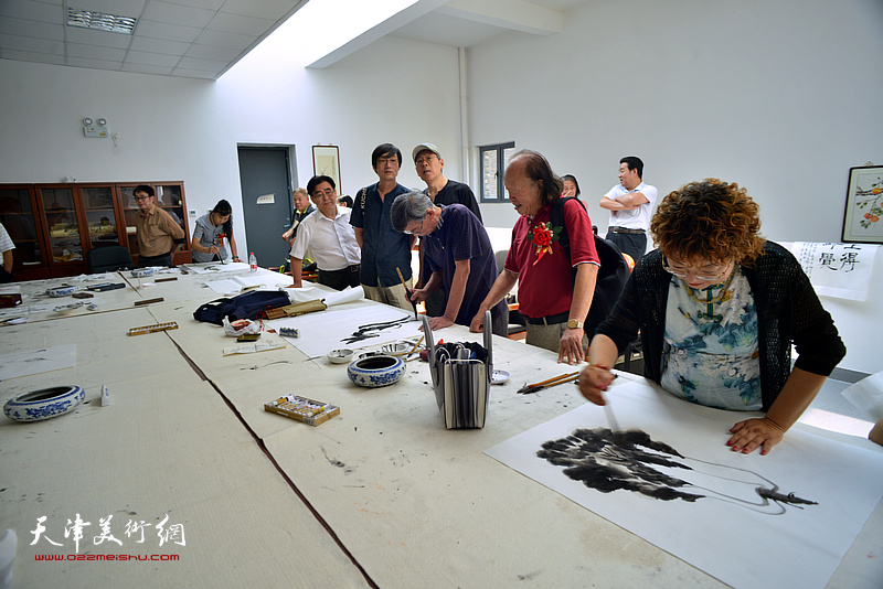 书画家在天津市作家协会机关书画院挥毫泼墨。