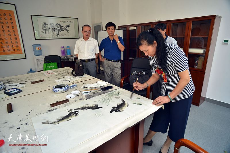 书画家在天津市作家协会机关书画院挥毫泼墨。