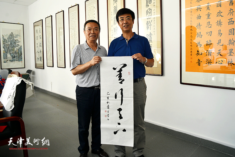李彬、萧长发在天津市作家协会机关书画院。