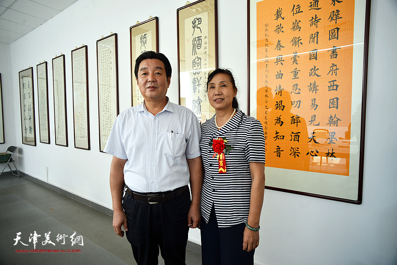 陈伟明、王庭芬在天津市作家协会机关书画院。