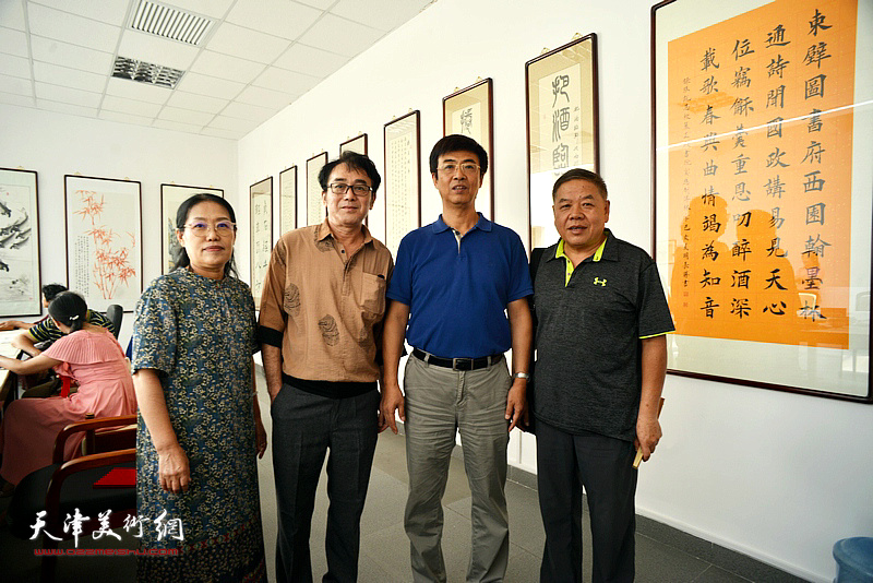 李彬与穆怀安、赵筱兰、董景波在天津市作家协会机关书画院。