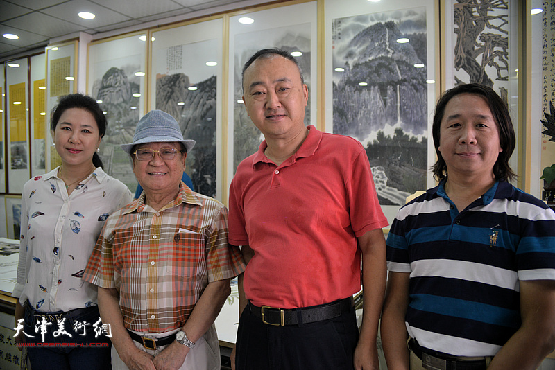左起：闫芳、魏文亮、柴博森、范宁在鹤艺轩。