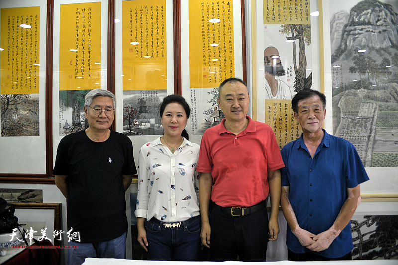 左起：张佩钢、柴博森、闫芳、王大成在鹤艺轩。