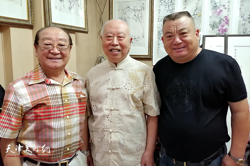 左起：魏文亮、王俊生、范作彪在鹤艺轩。