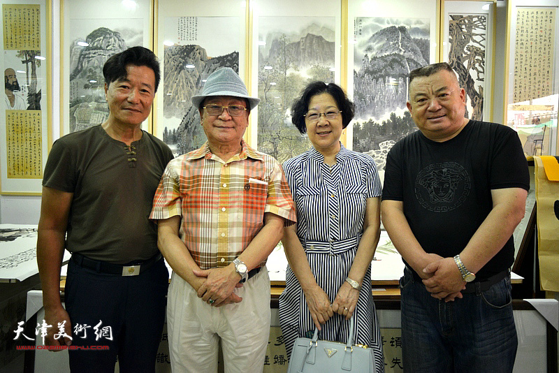左起：吴景玉、魏文亮、刘婉华、范作彪在鹤艺轩。