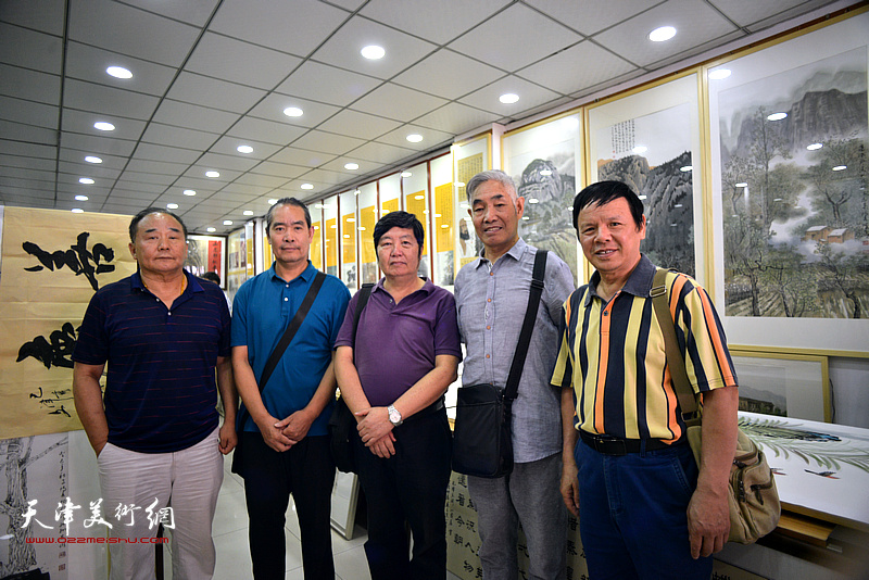 左起：李建华、王东风、王惠民、刘金标、李根友在鹤艺轩。