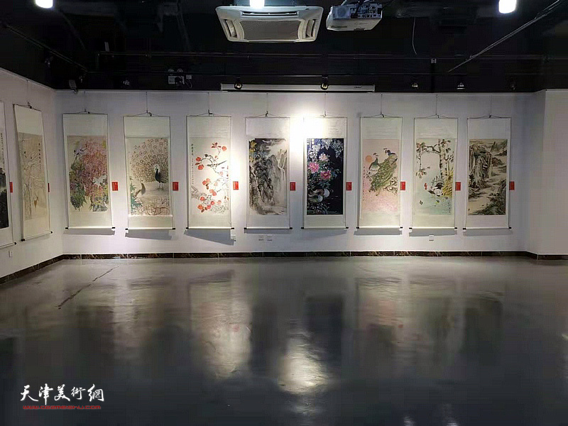 “我看祖国70年”南开区美术作品展青创中心美术馆布展图。