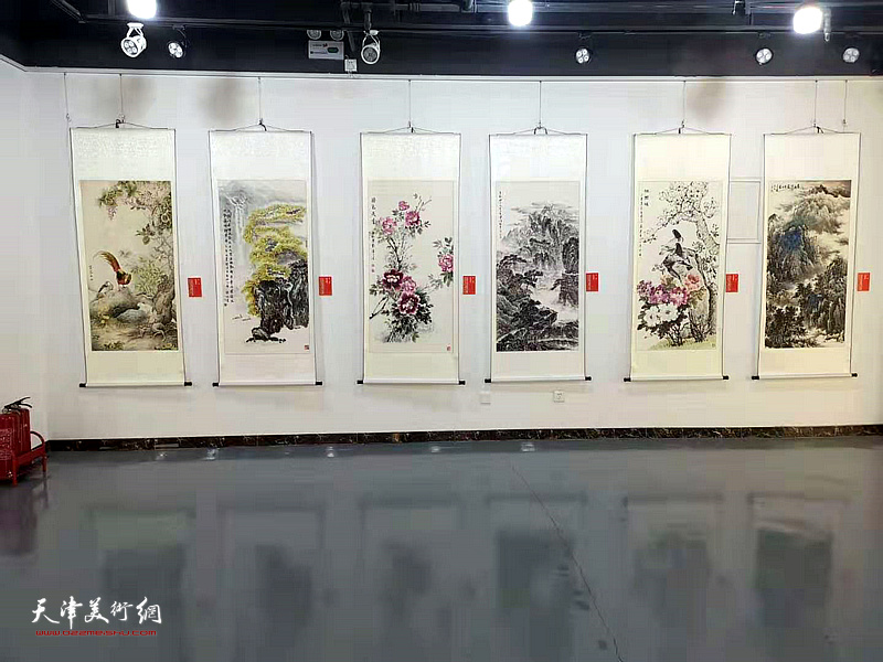 “我看祖国70年”南开区美术作品展青创中心美术馆布展图。