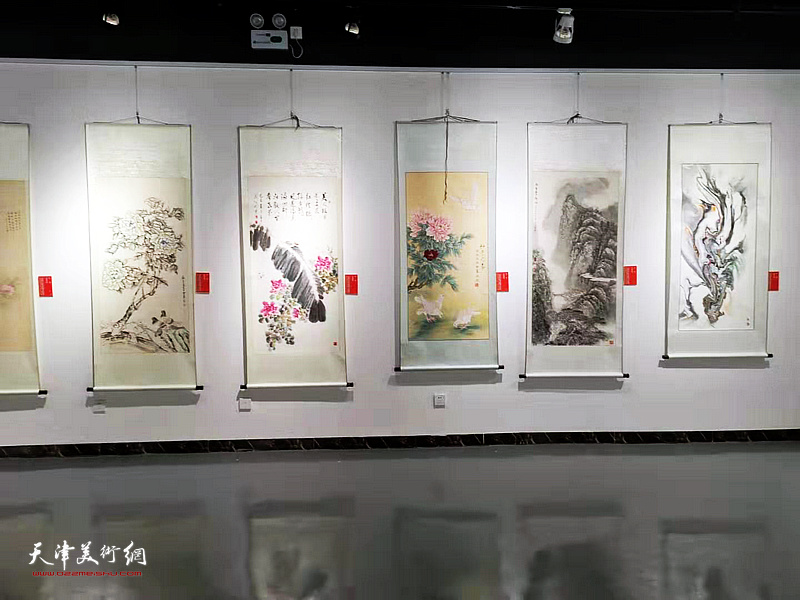 “我看祖国70年”南开区美术作品展青创中心美术馆布展图。