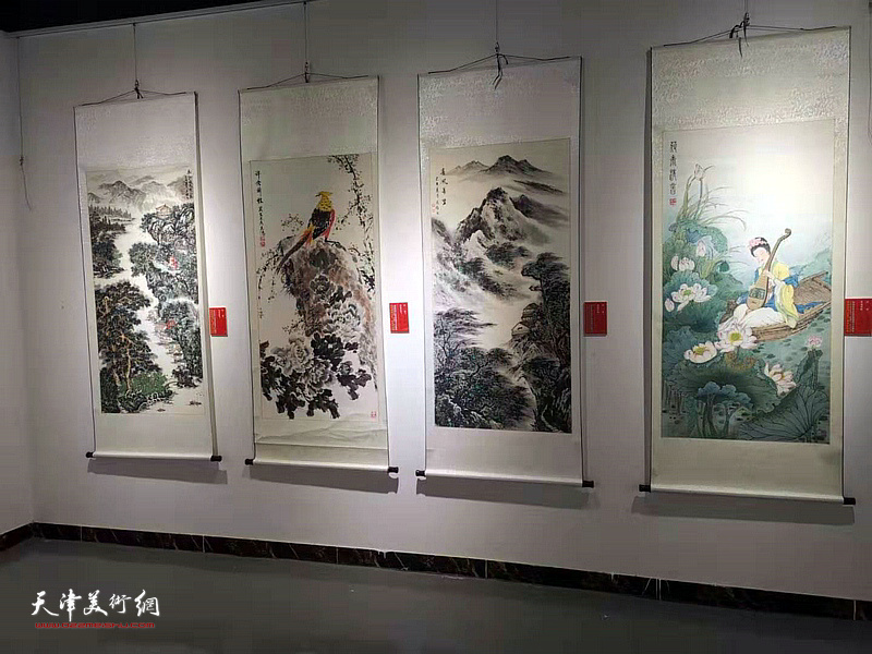 “我看祖国70年”南开区美术作品展青创中心美术馆布展图。