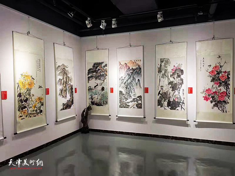 “我看祖国70年”南开区美术作品展青创中心美术馆布展图。