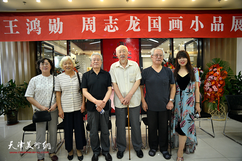 王鸿勋、周志龙与贾宝珉、陈杜宇、王美芳、肖冰在画展现场。
