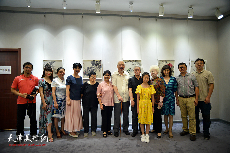 王鸿勋夫妇、周志龙夫妇与萧玫、萧珑、王玫、萧冰等在画展现场。
