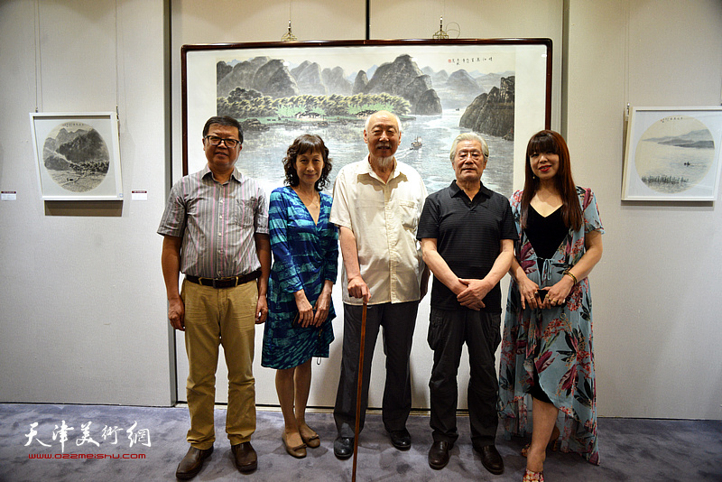 王鸿勋、周志龙与萧珑、王玫、萧冰在画展现场。