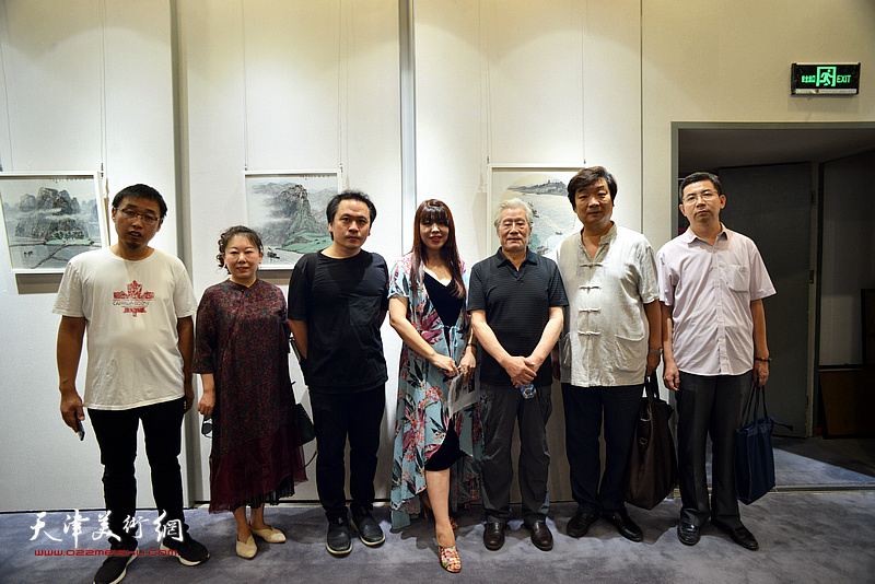 王鸿勋与霍岩、萧冰、翟洪涛、张明、刘明在画展现场。