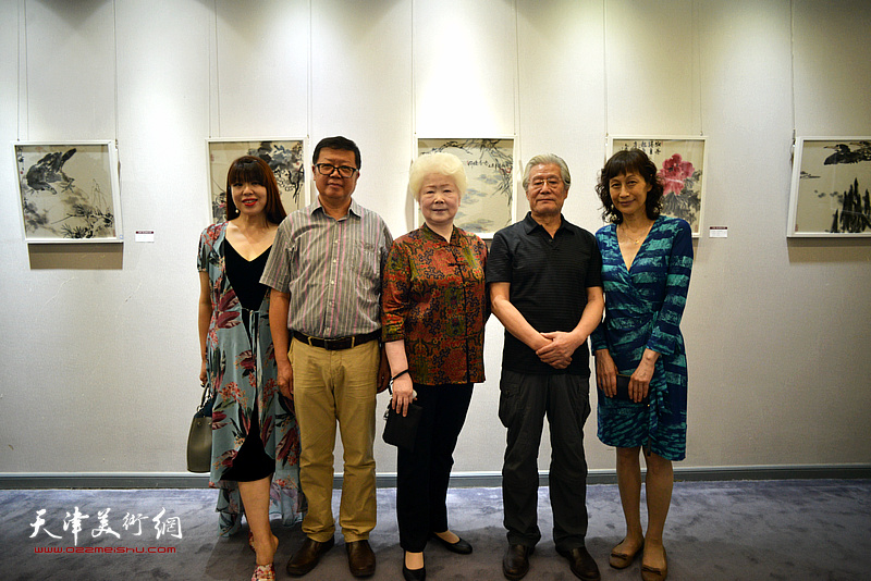 王鸿勋夫妇与萧珑、王玫、萧冰在画展现场。