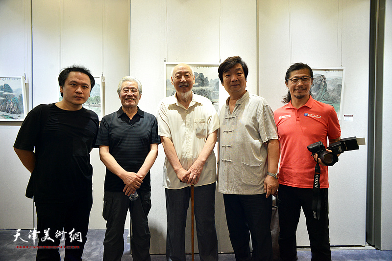 王鸿勋、周志龙与霍岩、翟洪涛在画展现场。