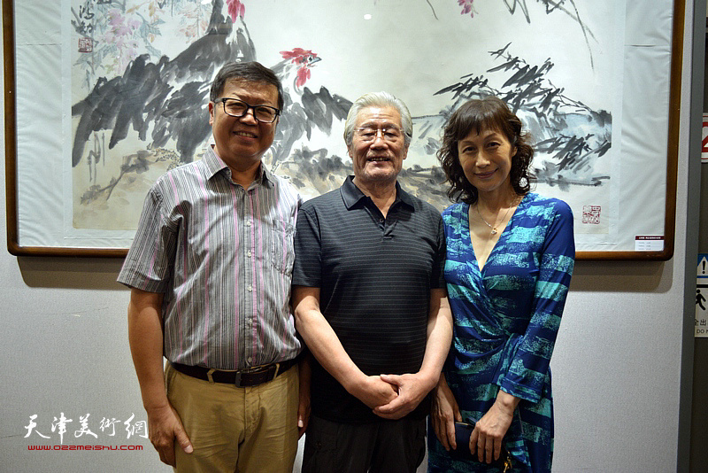 王鸿勋与萧珑、王玫在画展现场。