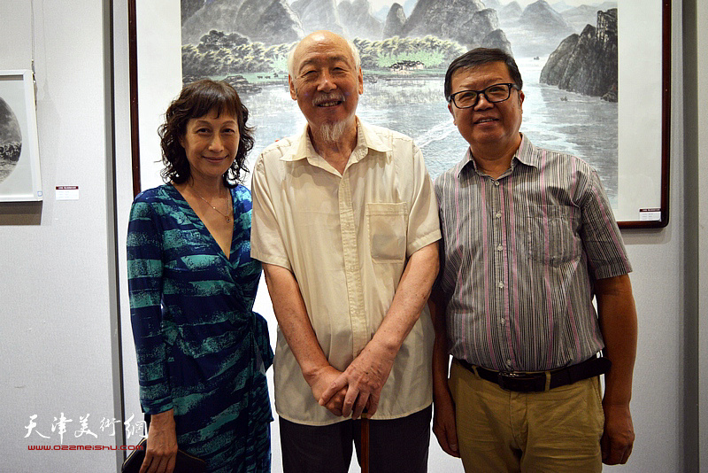周志龙与萧珑、王玫在画展现场。