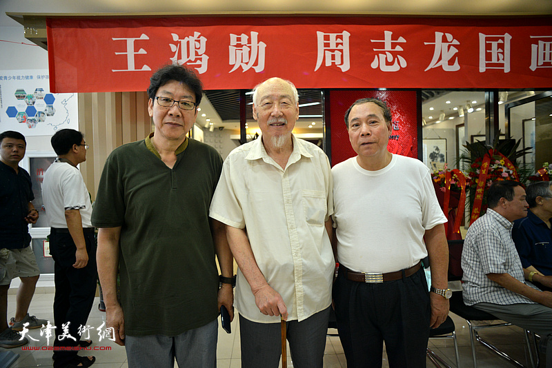 周志龙与郭凤祥、晏平在画展现场。