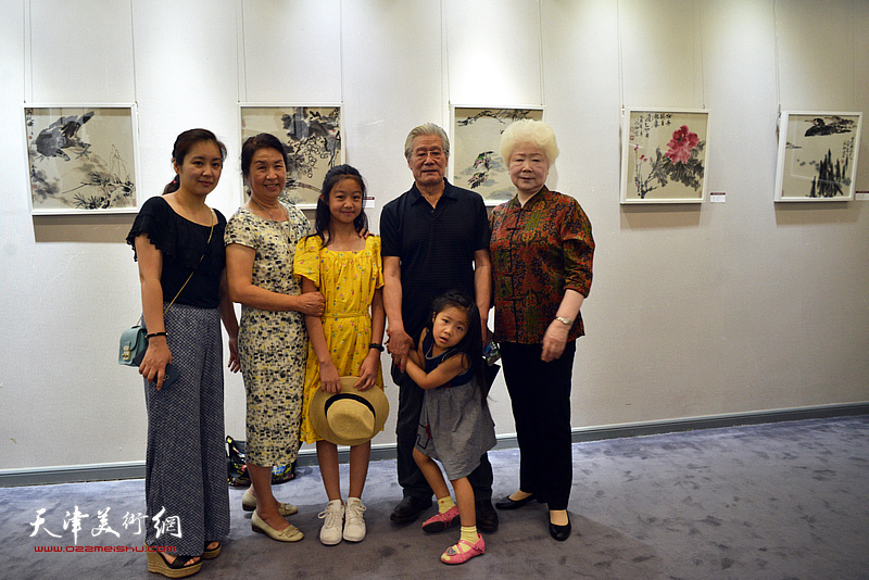 王鸿勋夫妇与家人及亲友在画展现场。