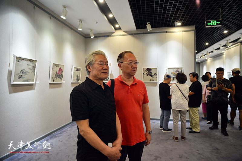 王鸿勋与嘉宾在画展现场。