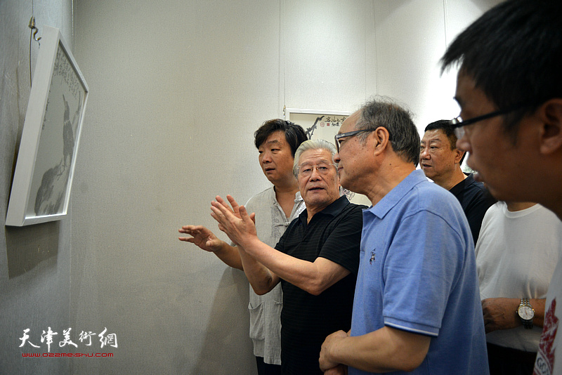 王鸿勋与郭书仁、翟洪涛在画展现场分析展品。