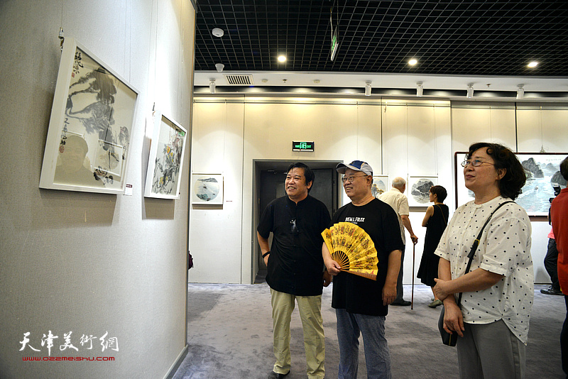 赵国经、王美芳、李耀春观赏展品。