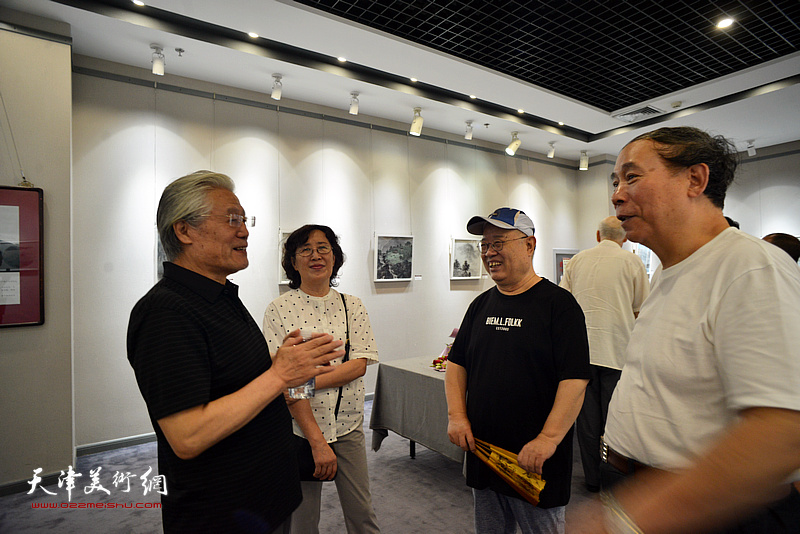 王鸿勋与赵国经、王美芳、郭凤祥在画展现场交流。