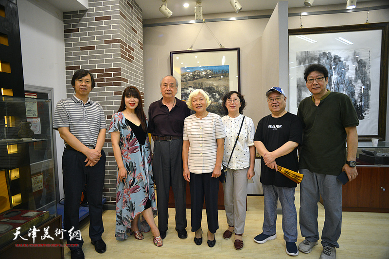 左起：路洪明、萧冰、王振德、陈杜宇、王美芳、赵国经、晏平在画展现场。